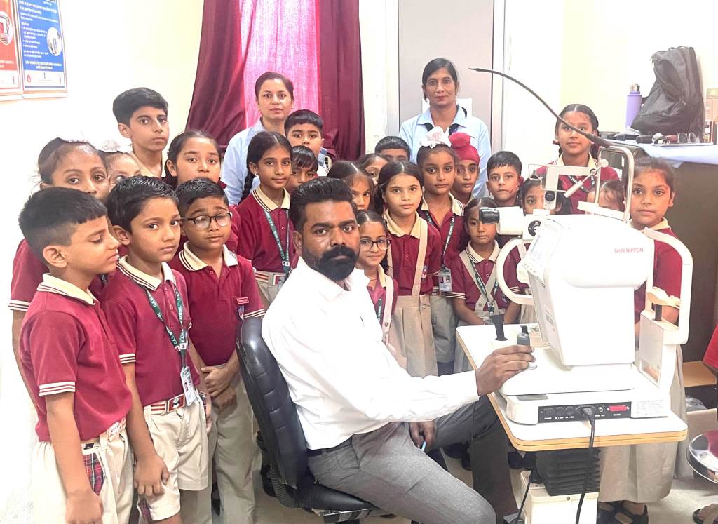 डीएवी स्कूल पट्टी के विद्यार्थियों की आंखों की जांच के लिए लगाया गया विशेष शिविर